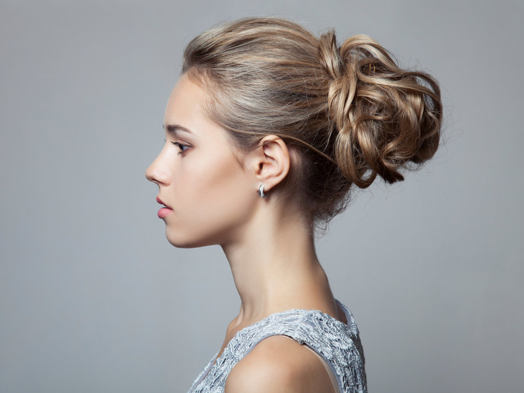 Женские романтические причёски на разную длину волос: фото, технология выполнения